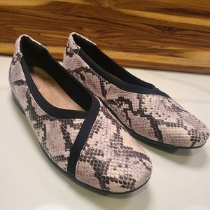 Clark Unstructured Snake Print Leather Slip-On Flats Women's Shoes Size 8.5